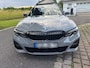 BMW 3-Serie Touring 330e xDrive High Executive M Sport Nardo Grau Individual metallic Panoramadak Trekhaak 19 Inch Adaptive ophanging M-Technic ACC Elek Stoelverstelling Interieurlijsten Carbon