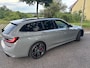 BMW 3-Serie Touring 330e xDrive High Executive M Sport Nardo Grau Individual metallic Panoramadak Trekhaak 19 Inch Adaptive ophanging M-Technic ACC Elek Stoelverstelling Interieurlijsten Carbon