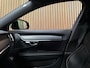 Volvo V90 T8 AWD Plus Dark Long Range | Schuifdak | Harman Kardon | 455pk | Adaptieve Cruise Control | Stoelverwarming voor+achter | Stuurwielverwarming | 19 Inch | Full LED Meesturende koplampen | Pilot Assist | BLIS Dode Hoek Detectie | Elektrische voorstoelen geheugen | R-Design Contourstoelen Nappa Leder met wit stiksel en bies | Zitting verlenging voorstoelen | Lederen Dashboard | Keyless Drive | Parkeersensoren voor+achter | Privacy Glass | Elektrisch bedienbare achterklep | Geïntegreerde zongordijnen achterportieren | Verlichte instaplijsten | DAB Radio | Apple Carplay/Android Auto | Volvo On Call met mobiele App functie | Denim Blue Black Metallic |