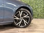 Volvo V90 T8 AWD Plus Dark Long Range | Schuifdak | Harman Kardon | 455pk | Adaptieve Cruise Control | Stoelverwarming voor+achter | Stuurwielverwarming | 19 Inch | Full LED Meesturende koplampen | Pilot Assist | BLIS Dode Hoek Detectie | Elektrische voorstoelen geheugen | R-Design Contourstoelen Nappa Leder met wit stiksel en bies | Zitting verlenging voorstoelen | Lederen Dashboard | Keyless Drive | Parkeersensoren voor+achter | Privacy Glass | Elektrisch bedienbare achterklep | Geïntegreerde zongordijnen achterportieren | Verlichte instaplijsten | DAB Radio | Apple Carplay/Android Auto | Volvo On Call met mobiele App functie | Denim Blue Black Metallic |