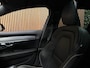 Volvo V90 T8 AWD Plus Dark Long Range | Schuifdak | Harman Kardon | 455pk | Adaptieve Cruise Control | Stoelverwarming voor+achter | Stuurwielverwarming | 19 Inch | Full LED Meesturende koplampen | Pilot Assist | BLIS Dode Hoek Detectie | Elektrische voorstoelen geheugen | R-Design Contourstoelen Nappa Leder met wit stiksel en bies | Zitting verlenging voorstoelen | Lederen Dashboard | Keyless Drive | Parkeersensoren voor+achter | Privacy Glass | Elektrisch bedienbare achterklep | Geïntegreerde zongordijnen achterportieren | Verlichte instaplijsten | DAB Radio | Apple Carplay/Android Auto | Volvo On Call met mobiele App functie | Denim Blue Black Metallic |
