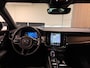 Volvo V90 T8 AWD Plus Dark Long Range | Schuifdak | Harman Kardon | 455pk | Adaptieve Cruise Control | Stoelverwarming voor+achter | Stuurwielverwarming | 19 Inch | Full LED Meesturende koplampen | Pilot Assist | BLIS Dode Hoek Detectie | Elektrische voorstoelen geheugen | R-Design Contourstoelen Nappa Leder met wit stiksel en bies | Zitting verlenging voorstoelen | Lederen Dashboard | Keyless Drive | Parkeersensoren voor+achter | Privacy Glass | Elektrisch bedienbare achterklep | Geïntegreerde zongordijnen achterportieren | Verlichte instaplijsten | DAB Radio | Apple Carplay/Android Auto | Volvo On Call met mobiele App functie | Denim Blue Black Metallic |