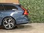 Volvo V90 T8 AWD Plus Dark Long Range | Schuifdak | Harman Kardon | 455pk | Adaptieve Cruise Control | Stoelverwarming voor+achter | Stuurwielverwarming | 19 Inch | Full LED Meesturende koplampen | Pilot Assist | BLIS Dode Hoek Detectie | Elektrische voorstoelen geheugen | R-Design Contourstoelen Nappa Leder met wit stiksel en bies | Zitting verlenging voorstoelen | Lederen Dashboard | Keyless Drive | Parkeersensoren voor+achter | Privacy Glass | Elektrisch bedienbare achterklep | Geïntegreerde zongordijnen achterportieren | Verlichte instaplijsten | DAB Radio | Apple Carplay/Android Auto | Volvo On Call met mobiele App functie | Denim Blue Black Metallic |