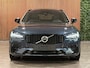 Volvo V90 T8 AWD Plus Dark Long Range | Schuifdak | Harman Kardon | 455pk | Adaptieve Cruise Control | Stoelverwarming voor+achter | Stuurwielverwarming | 19 Inch | Full LED Meesturende koplampen | Pilot Assist | BLIS Dode Hoek Detectie | Elektrische voorstoelen geheugen | R-Design Contourstoelen Nappa Leder met wit stiksel en bies | Zitting verlenging voorstoelen | Lederen Dashboard | Keyless Drive | Parkeersensoren voor+achter | Privacy Glass | Elektrisch bedienbare achterklep | Geïntegreerde zongordijnen achterportieren | Verlichte instaplijsten | DAB Radio | Apple Carplay/Android Auto | Volvo On Call met mobiele App functie | Denim Blue Black Metallic |