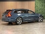 Volvo V90 T8 AWD Plus Dark Long Range | Schuifdak | Harman Kardon | 455pk | Adaptieve Cruise Control | Stoelverwarming voor+achter | Stuurwielverwarming | 19 Inch | Full LED Meesturende koplampen | Pilot Assist | BLIS Dode Hoek Detectie | Elektrische voorstoelen geheugen | R-Design Contourstoelen Nappa Leder met wit stiksel en bies | Zitting verlenging voorstoelen | Lederen Dashboard | Keyless Drive | Parkeersensoren voor+achter | Privacy Glass | Elektrisch bedienbare achterklep | Geïntegreerde zongordijnen achterportieren | Verlichte instaplijsten | DAB Radio | Apple Carplay/Android Auto | Volvo On Call met mobiele App functie | Denim Blue Black Metallic |