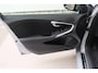 Volvo V40 1.6 D2 Momentum Automaat - N.A.P. Airco, Cruise, PDC, Carplay, Virtual display, Trekhaak.