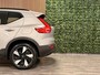 Volvo EX40 Recharge Single Motor Core 69 kWh | Trekhaak | All Season Banden | Stoel en Stuurwielverwarming | Parkeercamera | Parkeersensoren voor+achter | 19 Inch | Zitting verlenging voorstoelen | Google Infotainment | Warmtepomp | Cruise Control | Draadloos telefoon opladen | Climate Control L+R | Regensensor | Automatisch dimmende binnen en buitenspiegels | DAB Radio | Apple Carplay/Android Auto | Volvo On Call met mobiele App functie | Silver Dawn Metallic |