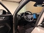 Volvo EX40 Recharge Single Motor Core 69 kWh | Trekhaak | All Season Banden | Stoel en Stuurwielverwarming | Parkeercamera | Parkeersensoren voor+achter | 19 Inch | Zitting verlenging voorstoelen | Google Infotainment | Warmtepomp | Cruise Control | Draadloos telefoon opladen | Climate Control L+R | Regensensor | Automatisch dimmende binnen en buitenspiegels | DAB Radio | Apple Carplay/Android Auto | Volvo On Call met mobiele App functie | Silver Dawn Metallic |