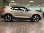 Volvo EX40 Recharge Single Motor Core 69 kWh | Trekhaak | All Season Banden | Stoel en Stuurwielverwarming | Parkeercamera | Parkeersensoren voor+achter | 19 Inch | Zitting verlenging voorstoelen | Google Infotainment | Warmtepomp | Cruise Control | Draadloos telefoon opladen | Climate Control L+R | Regensensor | Automatisch dimmende binnen en buitenspiegels | DAB Radio | Apple Carplay/Android Auto | Volvo On Call met mobiele App functie | Silver Dawn Metallic |