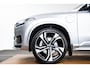 Volvo XC90 2.0 T8 Recharge AWD R-Design Panoramadak - Trekhaak - B&W - Luchtvering - Head up - achterbank verwarmd - Visual Park Assist - Parkeerverwarming met timer - Verwarmbaar stuurwiel -
