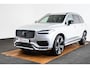 Volvo XC90 2.0 T8 Recharge AWD R-Design Panoramadak - Trekhaak - B&W - Luchtvering - Head up - achterbank verwarmd - Visual Park Assist - Parkeerverwarming met timer - Verwarmbaar stuurwiel -