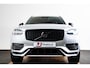 Volvo XC90 2.0 T8 Recharge AWD R-Design Panoramadak - Trekhaak - B&W - Luchtvering - Head up - achterbank verwarmd - Visual Park Assist - Parkeerverwarming met timer - Verwarmbaar stuurwiel -