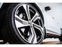 Volvo XC90 2.0 T8 Recharge AWD R-Design Panoramadak - Trekhaak - B&W - Luchtvering - Head up - achterbank verwarmd - Visual Park Assist - Parkeerverwarming met timer - Verwarmbaar stuurwiel -