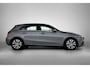 Mercedes-Benz A-klasse 180 Star Edition Led Koplampen | Parkeerpakket met achteruitrijcamera | Dodehoekassistent | Elektrisch inklapbare buitenspiegels. Inclusief 24 maanden Mercedes-Benz Certified garantie voor Europa.