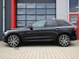 Volvo XC60 2.0 T6 R-Design AWD 398PK Long Range | Pano | Orrefors | 360 | Harmon Kardon | Keyless | ACC | Stoelverwarming voor+achter | Memory | Leder | Carplay | Trekhaak | Stuurwielverwarming | Digital Dash | Full Black | 21'' | Ambient | Led
