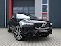 Volvo XC60 2.0 T6 R-Design AWD 398PK Long Range | Pano | Orrefors | 360 | Harmon Kardon | Keyless | ACC | Stoelverwarming voor+achter | Memory | Leder | Carplay | Trekhaak | Stuurwielverwarming | Digital Dash | Full Black | 21'' | Ambient | Led
