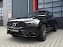 Volvo XC60 2.0 T6 R-Design AWD 398PK Long Range | Pano | Orrefors | 360 | Harmon Kardon | Keyless | ACC | Stoelverwarming voor+achter | Memory | Leder | Carplay | Trekhaak | Stuurwielverwarming | Digital Dash | Full Black | 21'' | Ambient | Led
