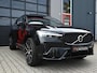 Volvo XC60 2.0 T6 R-Design AWD 398PK Long Range | Pano | Orrefors | 360 | Harmon Kardon | Keyless | ACC | Stoelverwarming voor+achter | Memory | Leder | Carplay | Trekhaak | Stuurwielverwarming | Digital Dash | Full Black | 21'' | Ambient | Led