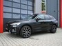 Volvo XC60 2.0 T6 R-Design AWD 398PK Long Range | Pano | Orrefors | 360 | Harmon Kardon | Keyless | ACC | Stoelverwarming voor+achter | Memory | Leder | Carplay | Trekhaak | Stuurwielverwarming | Digital Dash | Full Black | 21'' | Ambient | Led