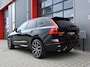 Volvo XC60 2.0 T6 R-Design AWD 398PK Long Range | Pano | Orrefors | 360 | Harmon Kardon | Keyless | ACC | Stoelverwarming voor+achter | Memory | Leder | Carplay | Trekhaak | Stuurwielverwarming | Digital Dash | Full Black | 21'' | Ambient | Led