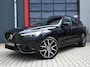 Volvo XC60 2.0 T6 R-Design AWD 398PK Long Range | Pano | Orrefors | 360 | Harmon Kardon | Keyless | ACC | Stoelverwarming voor+achter | Memory | Leder | Carplay | Trekhaak | Stuurwielverwarming | Digital Dash | Full Black | 21'' | Ambient | Led
