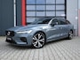 Volvo V60 2.0 T6 AWD Long Range 398PK R Design Thunder Grey | Pano | Trekhaak | Leder | Memory | Matrix Led | Stoel & Stuurwielverwarming | Camera | PDC | Digital Dash | Dodehoek Detectie | Adaptive Cruise | Keyless | Lane Assist | Carplay