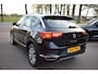 Volkswagen T-Roc 1.5 TSI Sport 150 PK ADAP CRUISE/CARPLAY/CAMERA/AIRCO-ECC/PDC V+A/TREKH/6 BAK/LMW 17 INCH/STOEL+STUUR VERW/USB