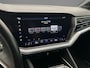 Volkswagen Touareg Elegance 3.0 TSI eHybrid 381pk Tiptronic Trekhaak, Luchtvering, Lederen bekleding, Panoramadak, Adaptive cruise control, Head up display, LED matrix koplampen