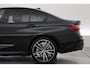 BMW 3-Serie 330e M Sport | Rijklaar! | S/K-Dak | Shadowline | Dig. Cockpit | HUD | Stoelverw. | Dodehoek | Cruise | Camera+PDC | LED | Nav+CarPlay | Alcantara/Leder | Sfeerverl. | Rijmodi | V