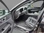 Volvo XC60 2.0 T6 Plug-in Hybrid AWD Plus Dark | PHEV Long Range | Harman Kardon Audio | Panoramadak | Achteruitrijcamera | Sportstoelen | Stoelverwarming voor en achter | Keyless Entry | Elektrische Achterklep | Elektrisch Verstelbare Voorstoelen | Cruise Control Adaptief | BLIS | Navigatie | Apple Carplay | Android Auto