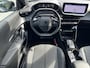 Peugeot e-2008 EV Allure Avantage 54 kWh / Camera 360° / Accu SoH 97.31 % / CCS snel laden / Adaptieve CC / Navigatie / Apple Carplay Android / 17" LM wielen /