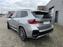 BMW X1 sDrive20i M Sport Trekhaak LED Carplay Achteruitrijcamera PDC Trekhaak 1800 KG Trekgewicht 19 Inch 4Seizoenenbanden DAB Shadow-line