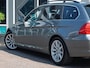 BMW 3-Serie Touring 330xi High Executive|Aut.|Navi|Sportstoelen|Stoelv.|M-stuur|Xenon|Trekh.|NAP