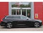 Volvo V90 2.0 T4 190PK R-Design | PANORAMISCH SCHUIF/KANTEL DAK | HARMAN KARDON PREMIUM AUDIO | ELEKTRSICHE VOORSTOELEN MET GEHEUGEN FUNCTIE | STOEL/STUUR VERWARMING | ACHTERBANK VERWARMING | HEAD-UP DISPLAY | MISTLAMPEN VOOR | KEYLESS ENTRY / START | APPLE CARPLAY | ADROID AUTO | ELEKTRISCH BEDIENBARE ACHTERKLEP | ACHTERUITRIJCAMERA | STANDKACHEL |