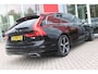 Volvo V90 2.0 T4 190PK R-Design | PANORAMISCH SCHUIF/KANTEL DAK | HARMAN KARDON PREMIUM AUDIO | ELEKTRSICHE VOORSTOELEN MET GEHEUGEN FUNCTIE | STOEL/STUUR VERWARMING | ACHTERBANK VERWARMING | HEAD-UP DISPLAY | MISTLAMPEN VOOR | KEYLESS ENTRY / START | APPLE CARPLAY | ADROID AUTO | ELEKTRISCH BEDIENBARE ACHTERKLEP | ACHTERUITRIJCAMERA | STANDKACHEL |