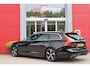 Volvo V90 2.0 T4 190PK R-Design | PANORAMISCH SCHUIF/KANTEL DAK | HARMAN KARDON PREMIUM AUDIO | ELEKTRSICHE VOORSTOELEN MET GEHEUGEN FUNCTIE | STOEL/STUUR VERWARMING | ACHTERBANK VERWARMING | HEAD-UP DISPLAY | MISTLAMPEN VOOR | KEYLESS ENTRY / START | APPLE CARPLAY | ADROID AUTO | ELEKTRISCH BEDIENBARE ACHTERKLEP | ACHTERUITRIJCAMERA | STANDKACHEL |