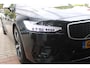 Volvo V90 2.0 T4 190PK R-Design | PANORAMISCH SCHUIF/KANTEL DAK | HARMAN KARDON PREMIUM AUDIO | ELEKTRSICHE VOORSTOELEN MET GEHEUGEN FUNCTIE | STOEL/STUUR VERWARMING | ACHTERBANK VERWARMING | HEAD-UP DISPLAY | MISTLAMPEN VOOR | KEYLESS ENTRY / START | APPLE CARPLAY | ADROID AUTO | ELEKTRISCH BEDIENBARE ACHTERKLEP | ACHTERUITRIJCAMERA | STANDKACHEL |