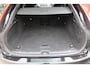 Volvo V90 2.0 T4 190PK R-Design | PANORAMISCH SCHUIF/KANTEL DAK | HARMAN KARDON PREMIUM AUDIO | ELEKTRSICHE VOORSTOELEN MET GEHEUGEN FUNCTIE | STOEL/STUUR VERWARMING | ACHTERBANK VERWARMING | HEAD-UP DISPLAY | MISTLAMPEN VOOR | KEYLESS ENTRY / START | APPLE CARPLAY | ADROID AUTO | ELEKTRISCH BEDIENBARE ACHTERKLEP | ACHTERUITRIJCAMERA | STANDKACHEL |