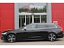 Volvo V90 2.0 T4 190PK R-Design | PANORAMISCH SCHUIF/KANTEL DAK | HARMAN KARDON PREMIUM AUDIO | ELEKTRSICHE VOORSTOELEN MET GEHEUGEN FUNCTIE | STOEL/STUUR VERWARMING | ACHTERBANK VERWARMING | HEAD-UP DISPLAY | MISTLAMPEN VOOR | KEYLESS ENTRY / START | APPLE CARPLAY | ADROID AUTO | ELEKTRISCH BEDIENBARE ACHTERKLEP | ACHTERUITRIJCAMERA | STANDKACHEL |