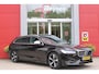 Volvo V90 2.0 T4 190PK R-Design | PANORAMISCH SCHUIF/KANTEL DAK | HARMAN KARDON PREMIUM AUDIO | ELEKTRSICHE VOORSTOELEN MET GEHEUGEN FUNCTIE | STOEL/STUUR VERWARMING | ACHTERBANK VERWARMING | HEAD-UP DISPLAY | MISTLAMPEN VOOR | KEYLESS ENTRY / START | APPLE CARPLAY | ADROID AUTO | ELEKTRISCH BEDIENBARE ACHTERKLEP | ACHTERUITRIJCAMERA | STANDKACHEL |