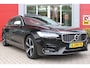 Volvo V90 2.0 T4 190PK R-Design | PANORAMISCH SCHUIF/KANTEL DAK | HARMAN KARDON PREMIUM AUDIO | ELEKTRSICHE VOORSTOELEN MET GEHEUGEN FUNCTIE | STOEL/STUUR VERWARMING | ACHTERBANK VERWARMING | HEAD-UP DISPLAY | MISTLAMPEN VOOR | KEYLESS ENTRY / START | APPLE CARPLAY | ADROID AUTO | ELEKTRISCH BEDIENBARE ACHTERKLEP | ACHTERUITRIJCAMERA | STANDKACHEL |