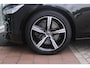 Volvo V90 2.0 T4 190PK R-Design | PANORAMISCH SCHUIF/KANTEL DAK | HARMAN KARDON PREMIUM AUDIO | ELEKTRSICHE VOORSTOELEN MET GEHEUGEN FUNCTIE | STOEL/STUUR VERWARMING | ACHTERBANK VERWARMING | HEAD-UP DISPLAY | MISTLAMPEN VOOR | KEYLESS ENTRY / START | APPLE CARPLAY | ADROID AUTO | ELEKTRISCH BEDIENBARE ACHTERKLEP | ACHTERUITRIJCAMERA | STANDKACHEL |