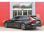Volvo V90 2.0 T4 190PK R-Design | PANORAMISCH SCHUIF/KANTEL DAK | HARMAN KARDON PREMIUM AUDIO | ELEKTRSICHE VOORSTOELEN MET GEHEUGEN FUNCTIE | STOEL/STUUR VERWARMING | ACHTERBANK VERWARMING | HEAD-UP DISPLAY | MISTLAMPEN VOOR | KEYLESS ENTRY / START | APPLE CARPLAY | ADROID AUTO | ELEKTRISCH BEDIENBARE ACHTERKLEP | ACHTERUITRIJCAMERA | STANDKACHEL |