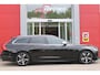 Volvo V90 2.0 T4 190PK R-Design | PANORAMISCH SCHUIF/KANTEL DAK | HARMAN KARDON PREMIUM AUDIO | ELEKTRSICHE VOORSTOELEN MET GEHEUGEN FUNCTIE | STOEL/STUUR VERWARMING | ACHTERBANK VERWARMING | HEAD-UP DISPLAY | MISTLAMPEN VOOR | KEYLESS ENTRY / START | APPLE CARPLAY | ADROID AUTO | ELEKTRISCH BEDIENBARE ACHTERKLEP | ACHTERUITRIJCAMERA | STANDKACHEL |