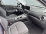 Hyundai Kona Electric EV Fashion 64 kWh / Afneembare Trekhaak / Dealer Onderhouden / Origineel Nederlands / 100% SOH / 3 Fase / Navigatie / Achteruitrijcamera / Parkeersensoren Achter /