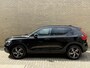 Volvo XC40 1.5 T3 163pk R-Design | Leder/alcantara | Navigatie | Cruise control | Lane assist | Virtueel cockpit | Sportstoelen | Sportstuur | Apple CarPlay | LED | Elektrische achterklep | Parkeersensoren voor&achter | Camera