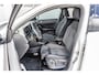Volkswagen T-Roc 1.5 TSI 150pk DSG R-Line | Trekhaak | Stoelverwarming | Achteruitrijcamera | Navigatie | App Connect