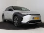 Toyota BZ4X Premium 71 kWh | Panoramadak | JBL | 360 Camera | Stoelventilatie | Stoel+stuurverwarming+achterbank | Elektrisch verstelbare stoel met geheugen | 22-07 NR -> BTW/MARGE ? NOG NIET INGEKOCHT
