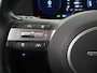 Hyundai Kona Electric Comfort 65.4 kWh | SOH 97% | Nieuw Model | Navigatie | Camera | Apple CarPlay/Android Auto | DAB | Adaptieve Cruise Control | LED | Sfeerverlichting | Vehicle to Load | Warmtepomp |
