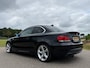 BMW 1-Serie Coupé 135i High Executive | Origineel NL | Handgeschakeld | 18" Velgen | Stoelverwarming | Clima | Navi | PDC | Cruise